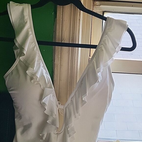 🆕️ Michael Kors Women’s White Ruffled plunging V Neck One Piece Swimsuit - Picture 5 of 7